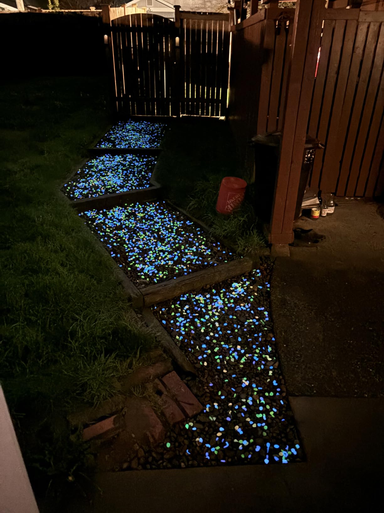 300pcs Glow Pebbles Luminous Stones Glow in The Dark Garden Rocks for Aquarium Fish Tank Sidewalk Garden Path Patio Terrace Lawn Yard